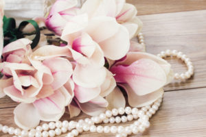 花束と真珠ネックレス