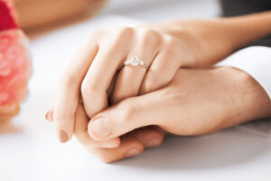 婚約指輪から普段使いのネックレスまで、人気のダイヤのサイズは？
