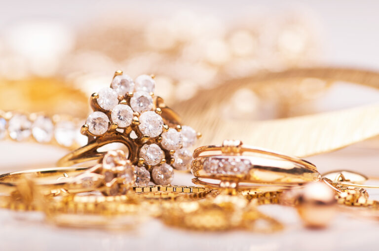 結婚指輪や婚約指輪とのレイヤードで手元の表情が変わる！