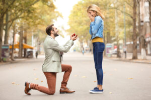 婚約指輪はどのタイミングで贈るべき？彼女の希望の見極め方とは