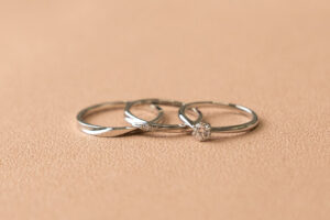 婚約指輪は「重ね付け」で日常使いに。結婚指輪と上手に合わせるポイントを伝授！