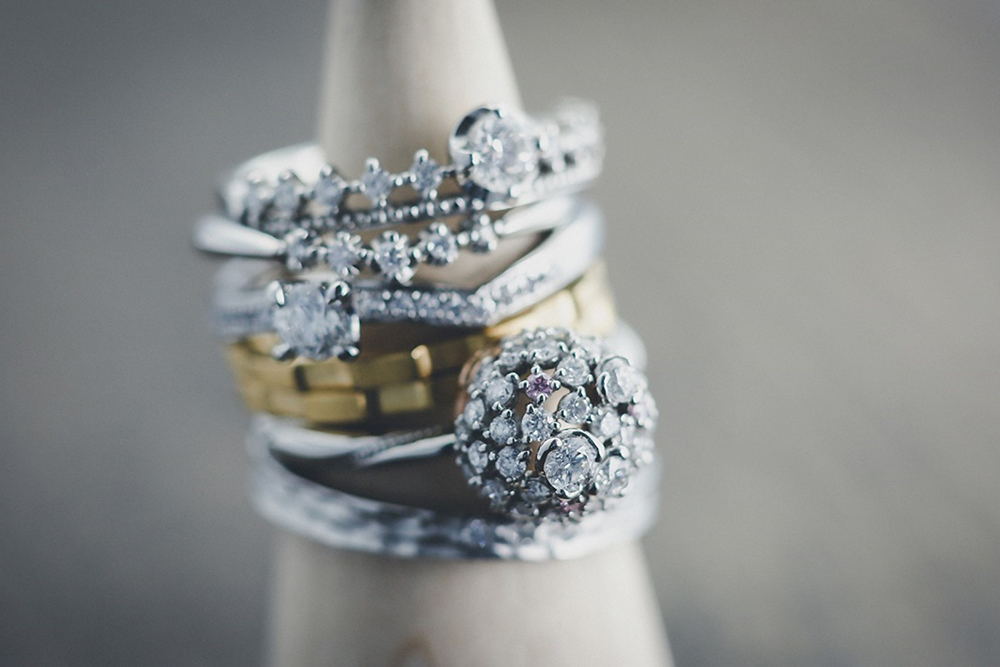 婚約指輪と結婚指輪は両方揃えても兼用でもOK！兼用にする場合のポイントを紹介