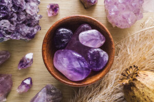 【2月の誕生石】古来より高貴な石とされる神秘的な紫色のアメシスト